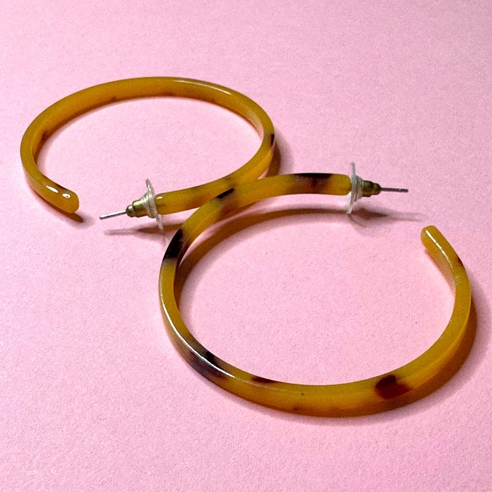 Lightweight tortoise shell hoop earrings‎